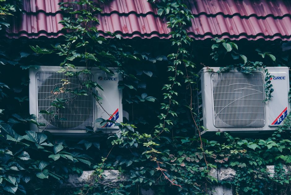 Warmtepomp in moderne woonkamer tijdens nazomer.
