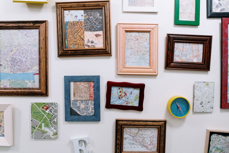 Papierkunst siert ramen als levendige frames.