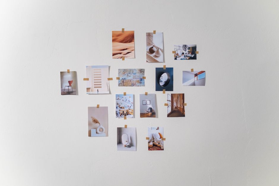 Statementmuur met zwart-wit fotobehang van een stad. Statementmuur met zwart-wit fotobehang van een stad.