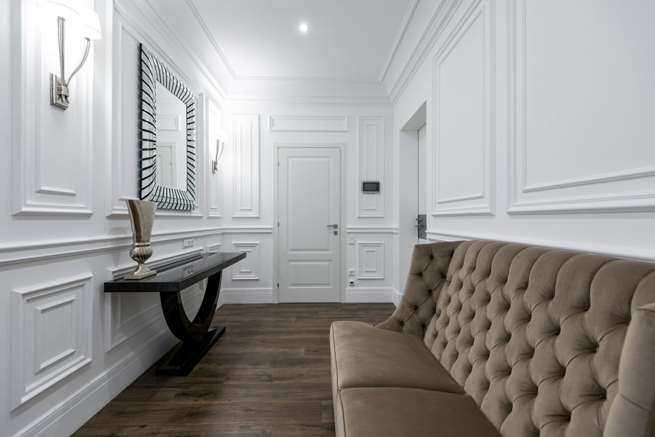 Minimalistische kamer met symmetrisch geplaatste kunstwerken. Minimalistische kamer met symmetrisch geplaatste kunstwerken.