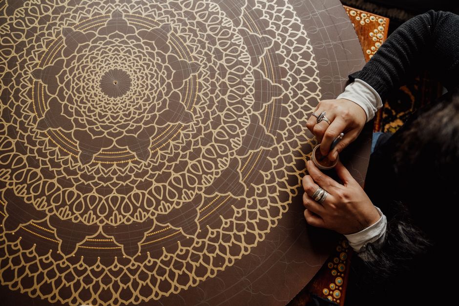 Kleurrijke mandala muurkunst in de woonkamer. Kleurrijke mandala muurkunst in de woonkamer.