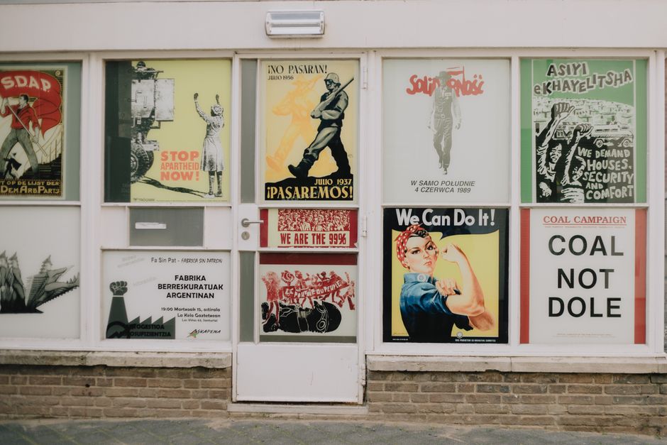 Kleurrijke poster van historische treinmodellen.